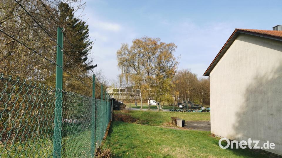 Das Feldwebelwohnheim (rechts) liegt außerhalb des militärischen Sicherheitsbereichs (links). Das Areal wird aber für den Neubau in Kürze in die Kaserne integriert. Bild: Portner
