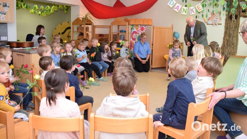 Einen herzlichen Abschied bereiteten die Kinder des Kindergarten St. Michael dem scheidenden Bürgermeister Johann Wilhelm. Einzeln sagten sie "Hans, Pfüati" und überreichten eine Rose. Bild: bnr