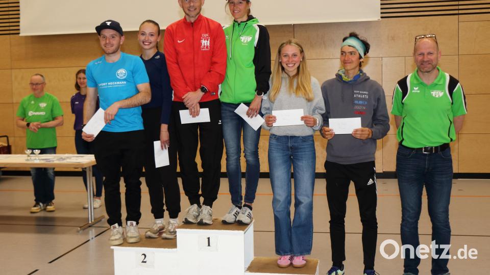 Andreas Hecht (rot) und Karina Maier (grün) gewannen im Hauptlauf über zehn Kilometer. Bild: Thomas Hölzl