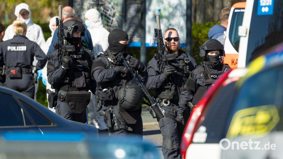 Polizisten sichern in Neustadt in Sachsen einen Tatort. Es gab zwei Tote. Bild: Jürgen Lösel/dpa