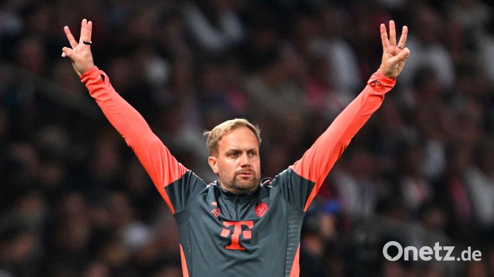 Chef für einen Abend: Kompany-Assistent Aaron Danks in Aktion. Bild: Federico Gambarini/dpa