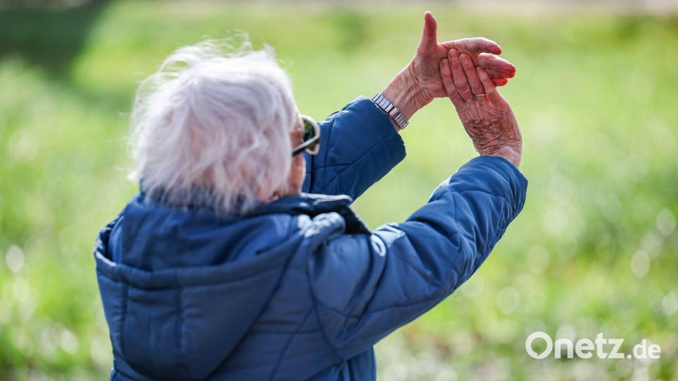 Im Juli steigen die Renten in Deutschland, hier eine Rentnerin bei einer Yogastunde. (Archivbild) Bild: Jan Woitas/dpa