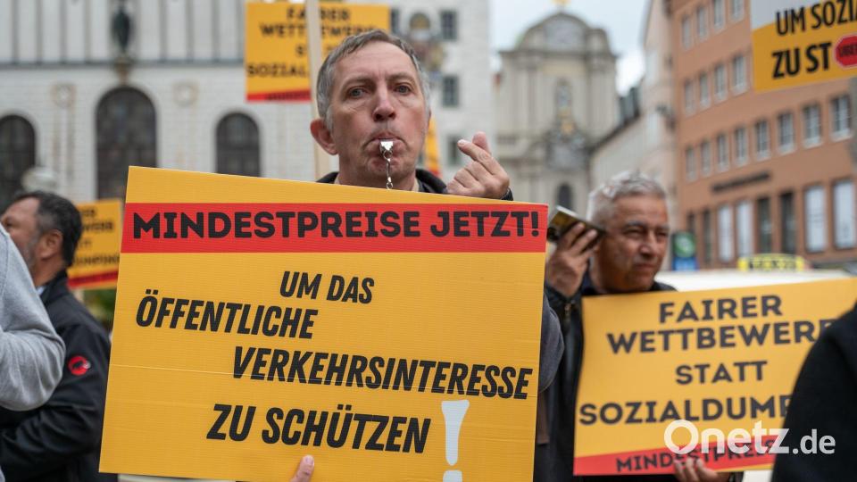 Im Kreisverwaltungsausschuss ging es um Mindestpreise für Fahrdienstanbieter wie Uber oder Bolt. (Archivbild) Bild: Leonie Asendorpf/dpa