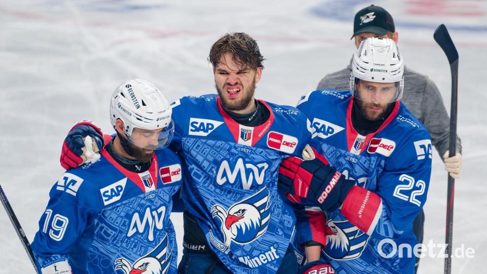 Maximilan Heim (M.) wird den Adlern im vierten Finalspiel fehlen. Bild: Uwe Anspach/dpa