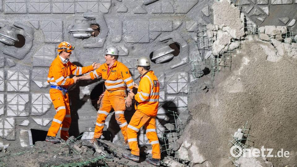 Durchstich beim Bau des zweiten Gotthardtunnels in den Alpen. Bild: Urs Flueeler/KEYSTONE/dpa