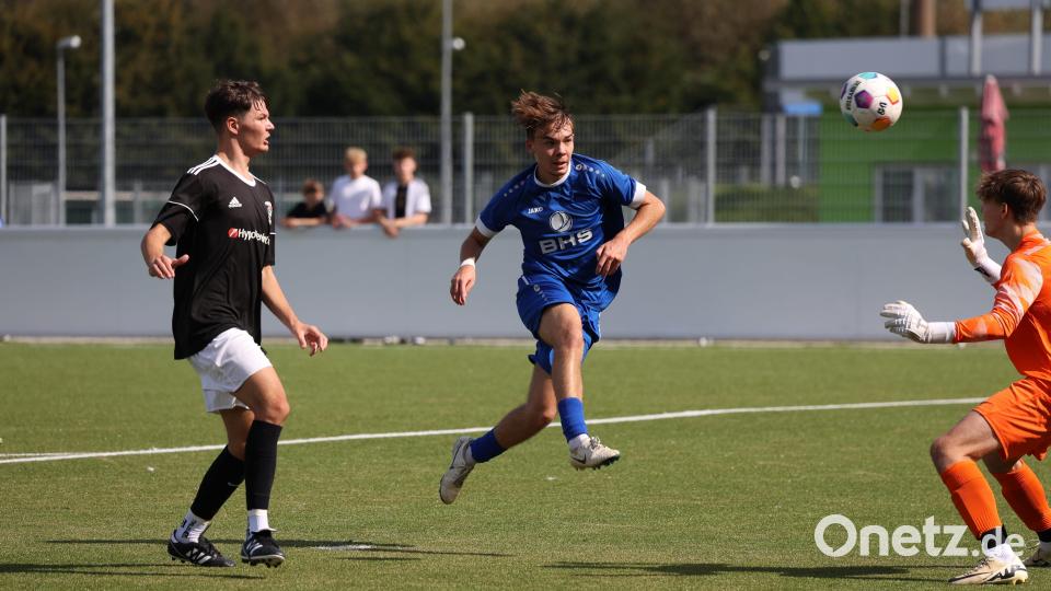 Der 18-jährige Paul Fenzl (blau) wurde in der Jugend der SpVgg SV Weiden ausgebildet. Bild: Dieter Jäschke