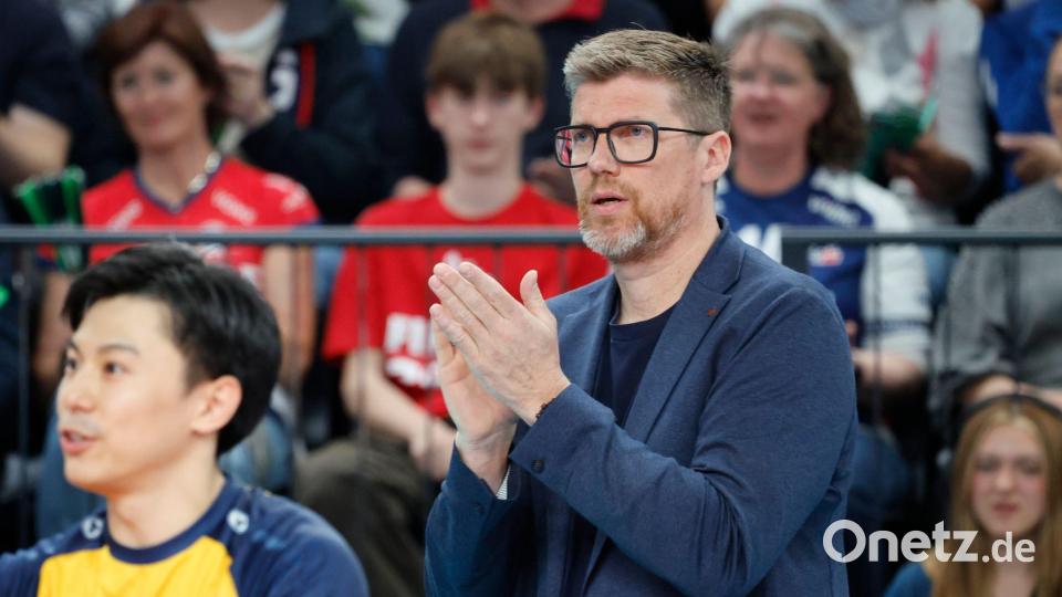 Trainer Stefan Hübner und die SVG Lüneburg treffen in der Finalserie um die deutsche Meisterschaft erneut auf die BR Volleys. (Archivbild) Bild: Georg Wendt/dpa