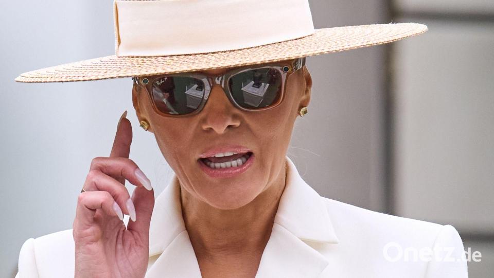 First Lady Melania Trump probiert eine Sonnenbrille aus. Bild: Jacquelyn Martin/AP/dpa