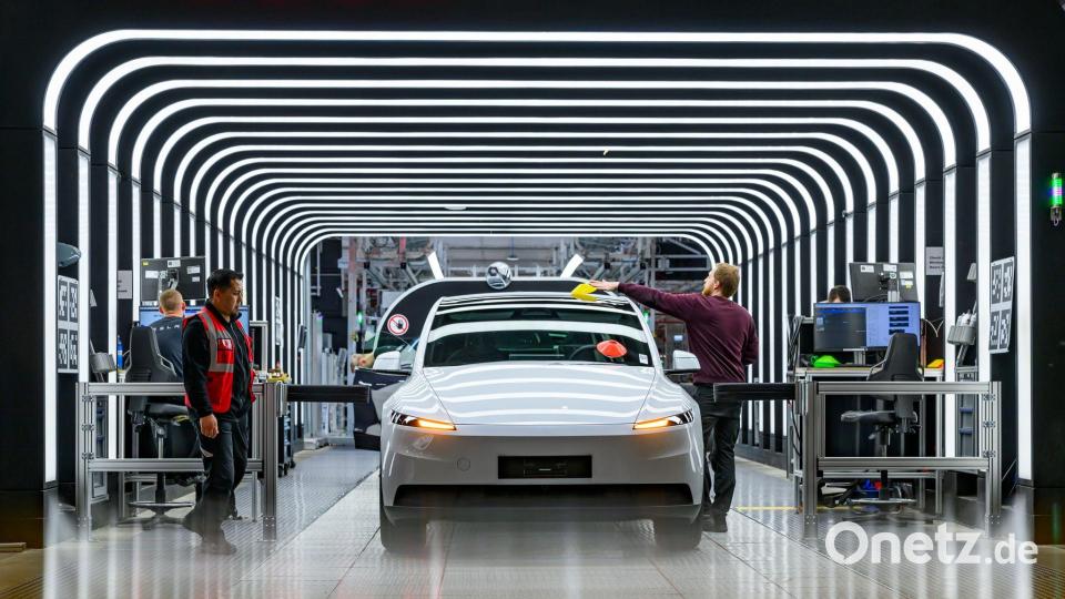 Der US-Elektroautobauer Tesla hat den Krankenstand in der Fabrik in Grünheide bei Berlin reduziert. (Archivbild) Bild: Patrick Pleul/dpa