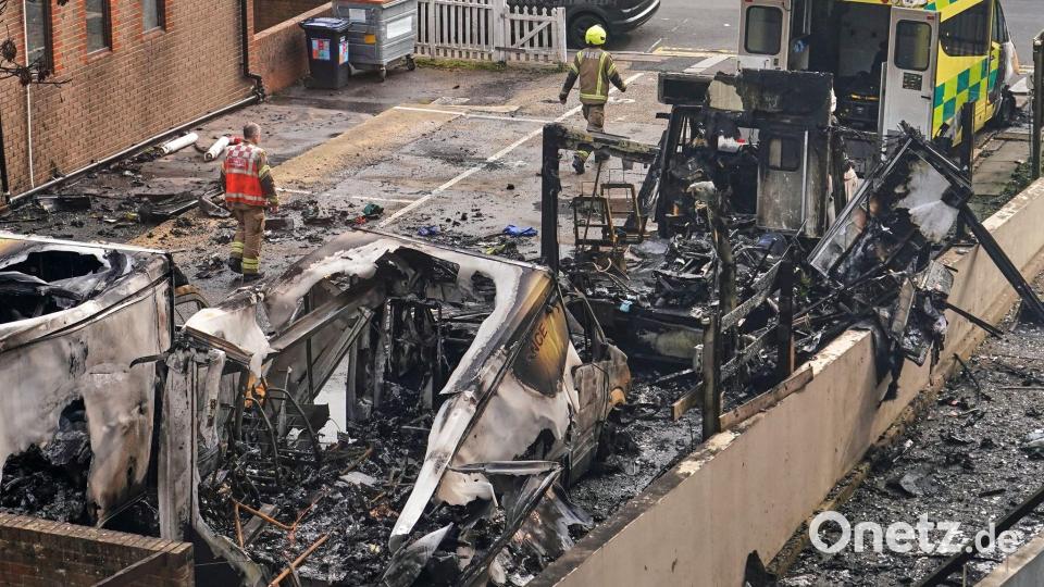 Bei einem Brandanschlag wurden mehrere Krankenwagen einer jüdischen Organisation in Brand gesetzt. (Archivbild) Bild: Alberto Pezzali/AP/dpa