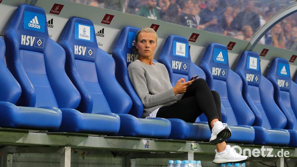 Münchens Teammanagerin Kathleen Krüger bei einem Testspiel in hambrg 2018. (Archivbild) Bild: Christian Charisius/dpa