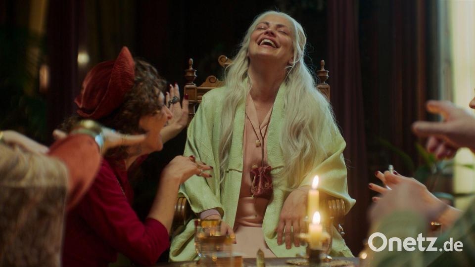 Die Argentinierin Dolores Fonzi stellt in „Das Geisterhaus“ Clara während ihrer letzten Lebensjahre dar. Bild: Amazon Prime/filmcontact/dpa