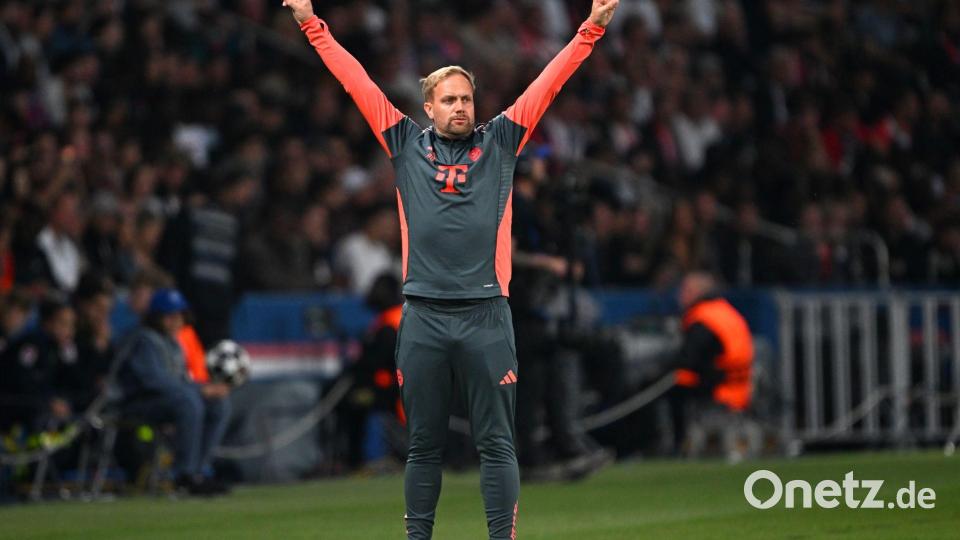 Der Münchner Aushilfs-Chefcoach in Aktion: Kompany-Assistent Aaron Danks trug wie immer einen Trainingsanzug. Bild: Federico Gambarini/dpa