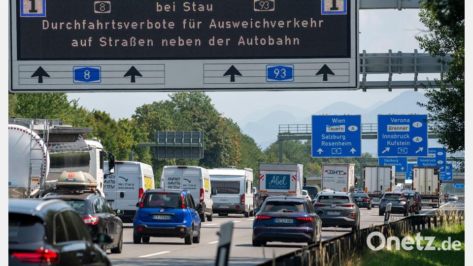 Nur bei Stau darf die Polizei in Bayern Autofahrer auf die Autobahn zurückschicken. (Symbolfoto) Bild: Stefan Puchner/dpa