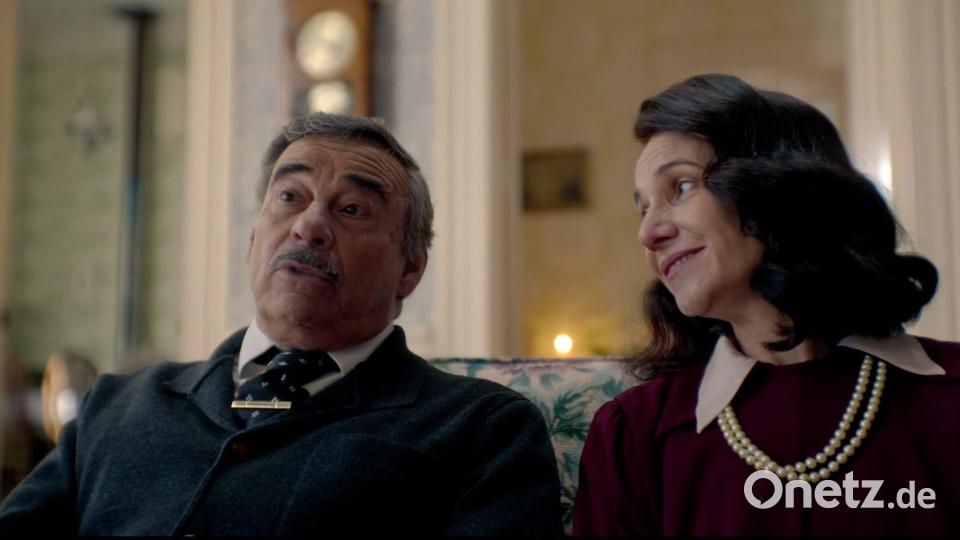 Eduard Fernández und Aline Kuppenheim spielen die Eltern von Clara. Bild: Amazon Prime/filmcontact/dpa