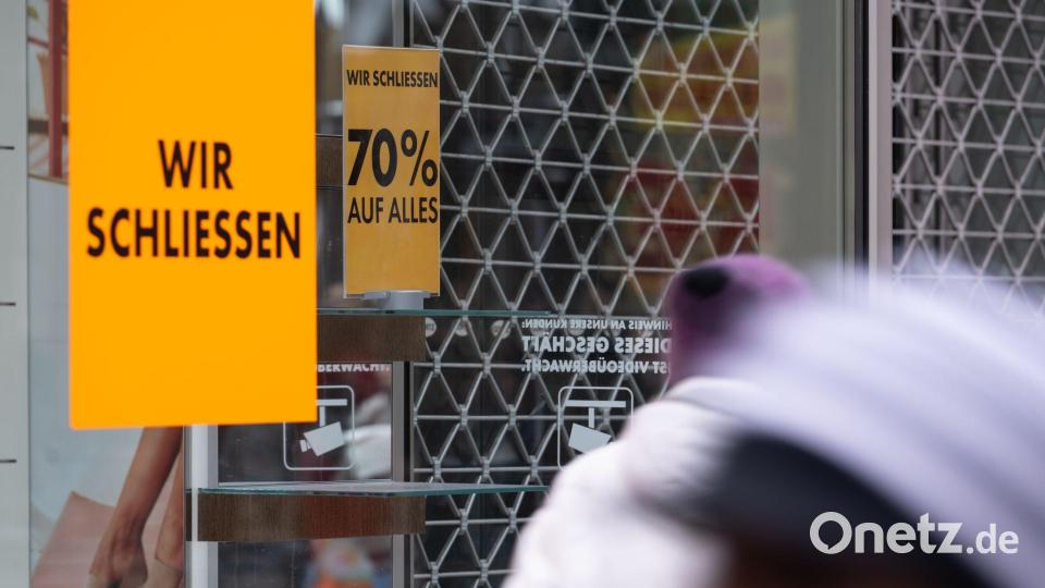 In Deutschland gibt es derzeit noch rund 300.000 Geschäfte, 2015 waren es noch etwa 372.000. (Archivbild) Bild: Marijan Murat/dpa