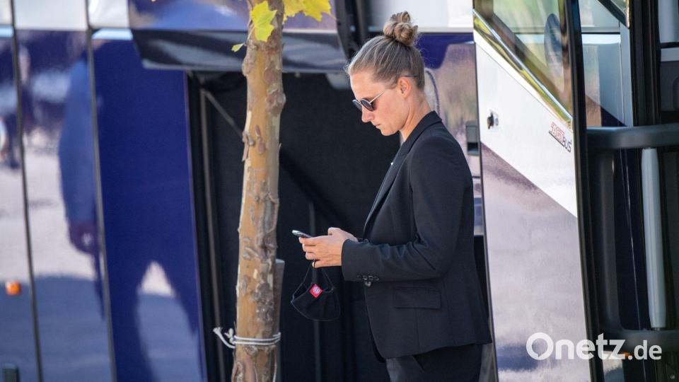 Einem Medienbericht zufolge soll der HSV Interesse an Krüger für den noch freien Sportvorstand-Posten haben. (Archivbild) Bild: Matthias Balk/dpa