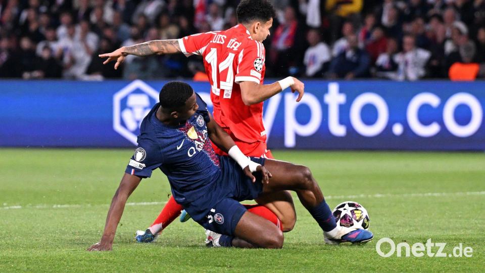 Luis Díaz holt gegen Willian Pacho einen Strafstoß für Bayern heraus. Bild: Federico Gambarini/dpa