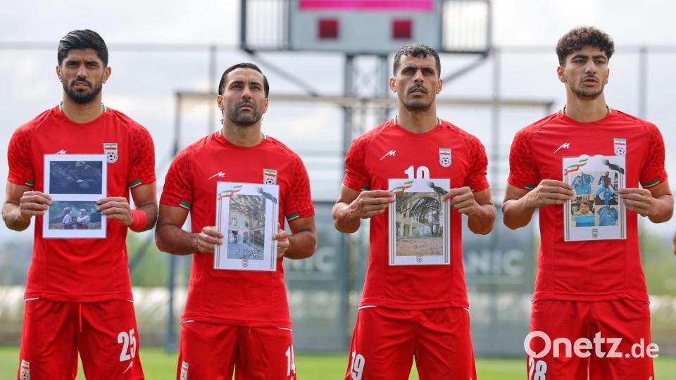 Iranische Nationalspieler zeigen Bilder von Kindern, die bei einem Angriff der USA und Israels auf den Iran getötet worden sein sollen. (Archivbild) Bild: Riza Ozel/AP/dpa