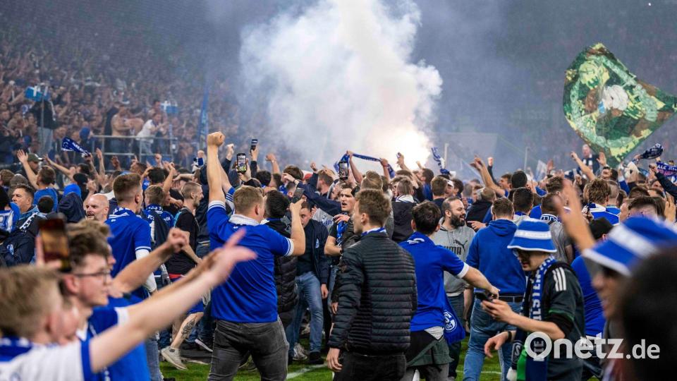 Beim Schalker Aufstieg vor vier Jahren feierten zahlreiche Fans auf dem Rasen. (Archivbild) Bild: David Inderlied/dpa