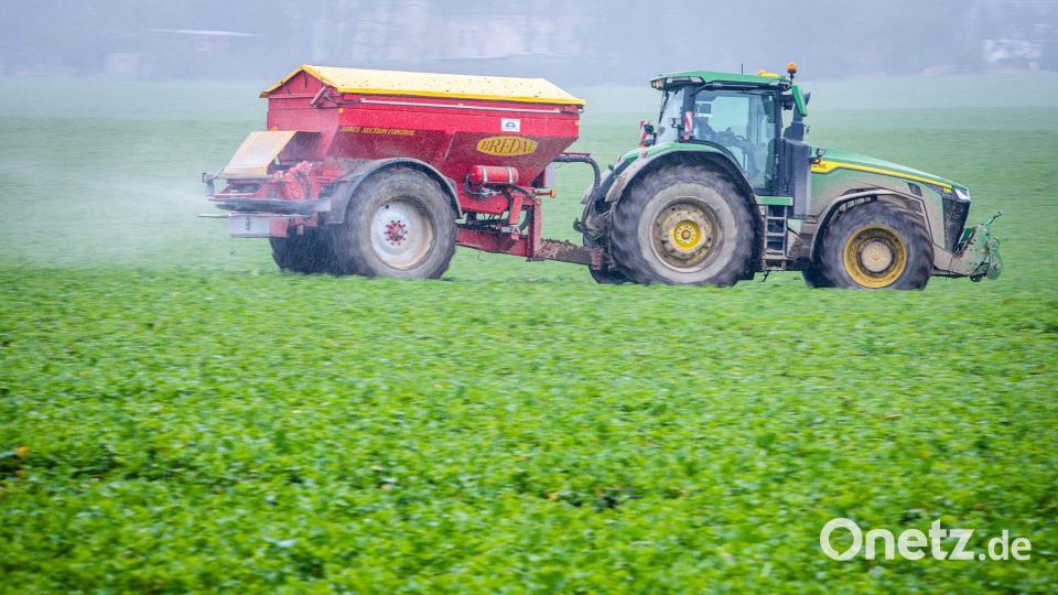 Landwirte müssen bald ihre Düngemittel-Vorräte auffüllen. (Symbolbild) Bild: Jens Büttner/dpa