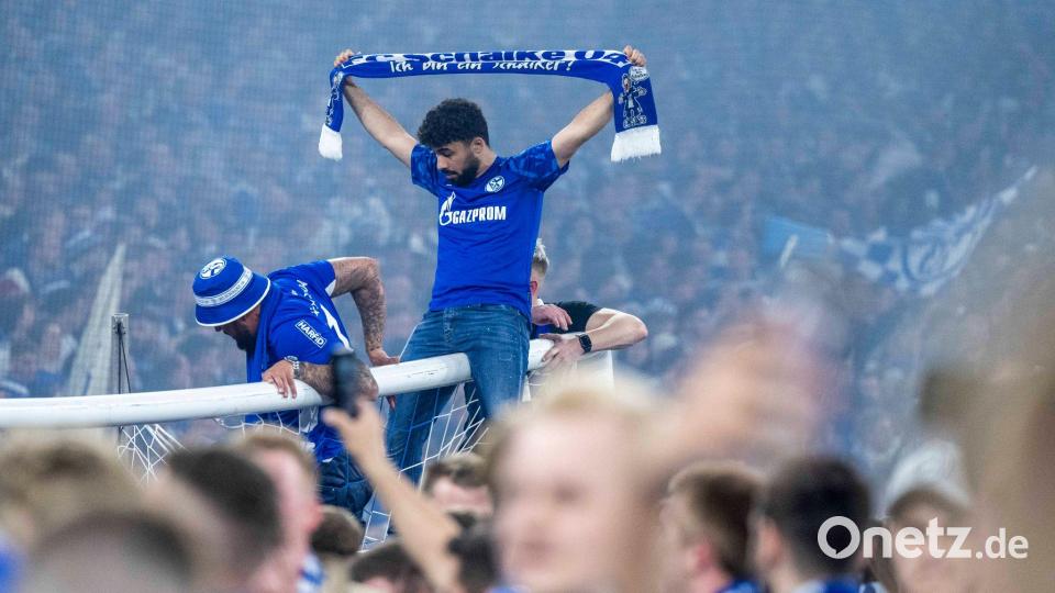 Solche Szenen soll es bei einem Schalker Aufstieg diesmal nicht geben. (Archivbild) Bild: David Inderlied/dpa