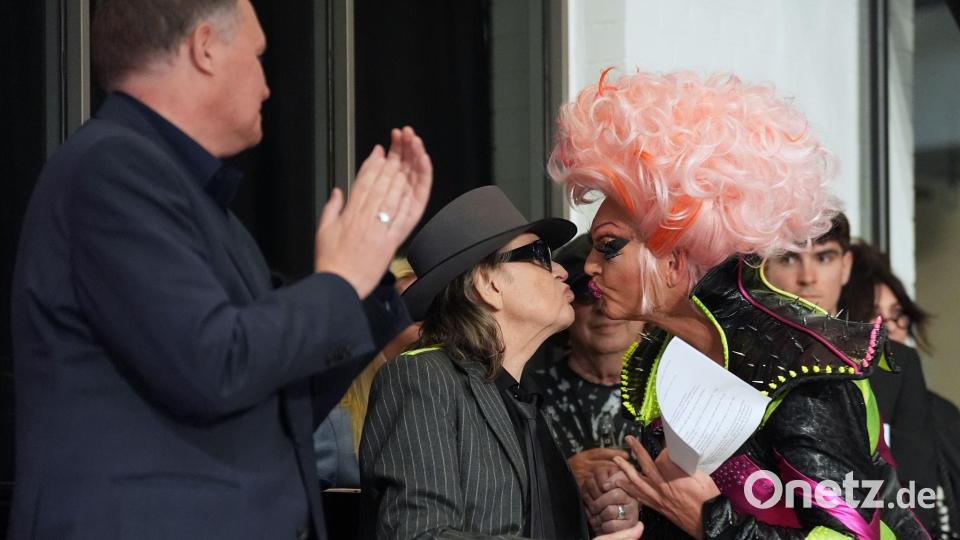 Hamburgs Kultursenator Carsten Brosda und Dragqueen Olivia Jones würdigten den Panikrocker. Bild: Marcus Brandt/dpa