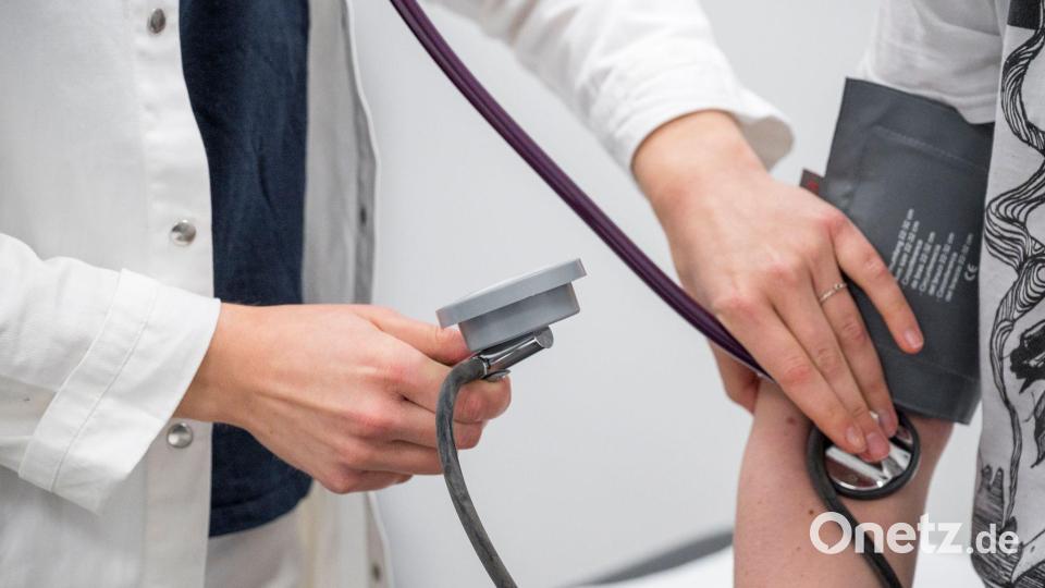 Bei Praxisärzten und Kliniken sollen Vergütungsanstiege gebremst werden. (Archivbild) Bild: Daniel Vogl/dpa