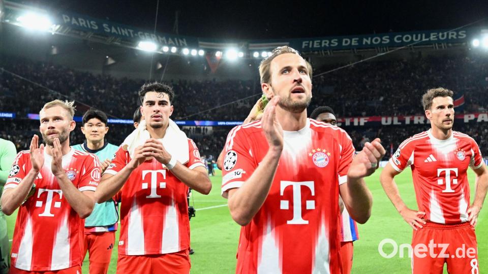 Besiegt, aber noch nicht geschlagen: Harry Kane (vorne) und Kollegen danken den mitgereisten Bayern-Fans für die Unterstützung im Parc des Princes. Bild: Federico Gambarini/dpa