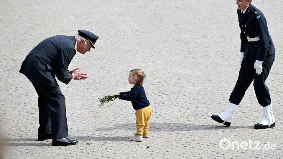 Blumen für den König: Ein kleines Kind gratuliert Carl Gustaf an seinem Ehrentag. Bild: Jessica Gow/TT News Agency/AP/dpa