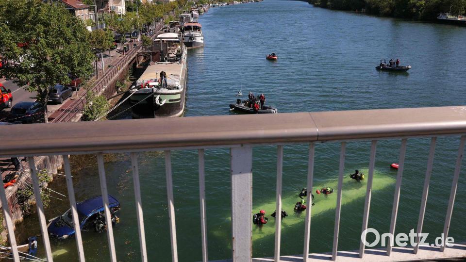 Bei dem Unfall nahe Paris ist ein Bus komplett in der Seine versunken. Bild: Thomas Samson/AFP/dpa