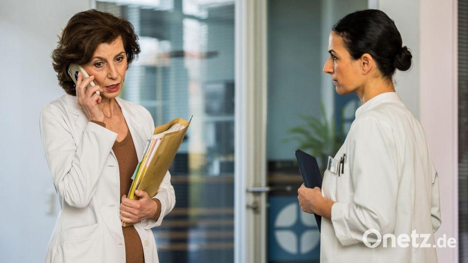 Prof. Dr. Karin Patzelt (Marijam Agischewa, l.) hat die Chefarztrolle abgegeben, ihre Kollegin Dr. Leyla Sherbaz (Sanam Afrashteh, r.) übernahm die Funktion. Bild: Michael Kremer/ARD/dpa