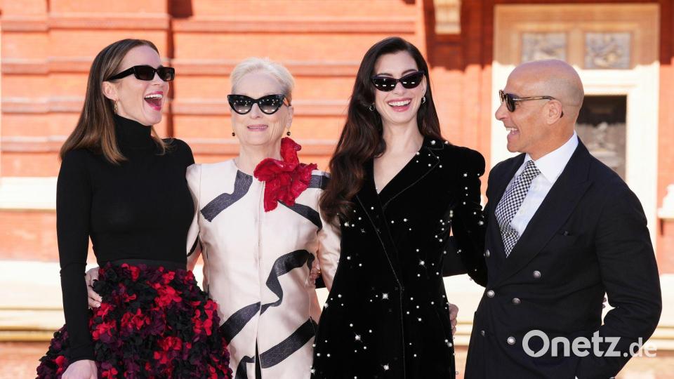 Die Stars des Kultfilms „Der Teufel trägt Prada“ standen 20 Jahre später für die Fortsetzung vor der Kamera: Emily Blunt (l-r), Meryl Streep, Anne Hathaway und Stanley Tucci. Bild: Scott A Garfitt/Invision/AP/dpa