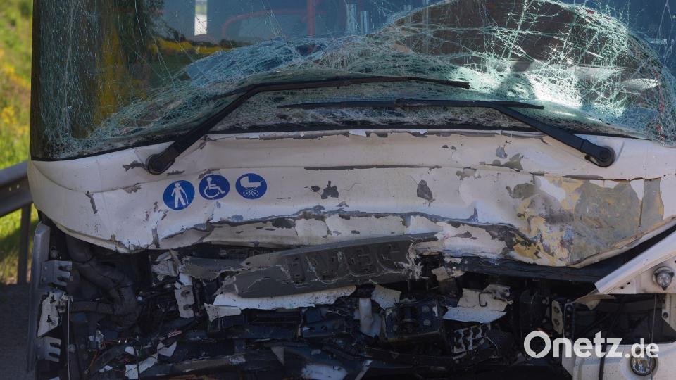 Der Unfall ereignete sich auf der Bundesstraße 327 zwischen Gödenroth und Kastellaun im Rhein-Hunsrück-Kreis. Bild: Thomas Frey/dpa