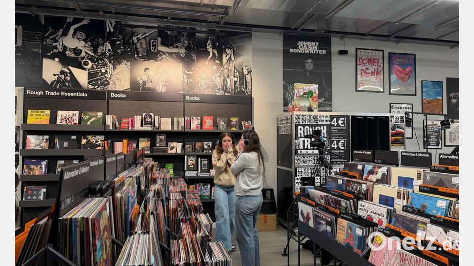 Fans durften in die neue Single von Harry Styles reinhören, Journalisten hingegen durften sie dabei nur beobachten. (Archivbild) Bild: Lisa Forster/dpa