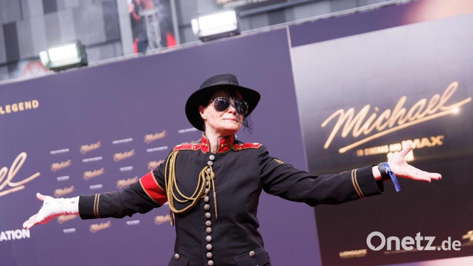 Ein Fan im Michael-Jackson-Kostüm bei der Premiere von „Michael“. (Archivbild) Bild: Carsten Koall/dpa