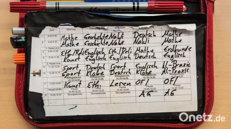 Wie der Stundenplan in der fünften Klasse aussieht, hängt von der Schulform ab - und die wiederum vom Übertrittszeugnis. (Symbolbild) Bild: picture alliance / Andreas Arnold/dpa