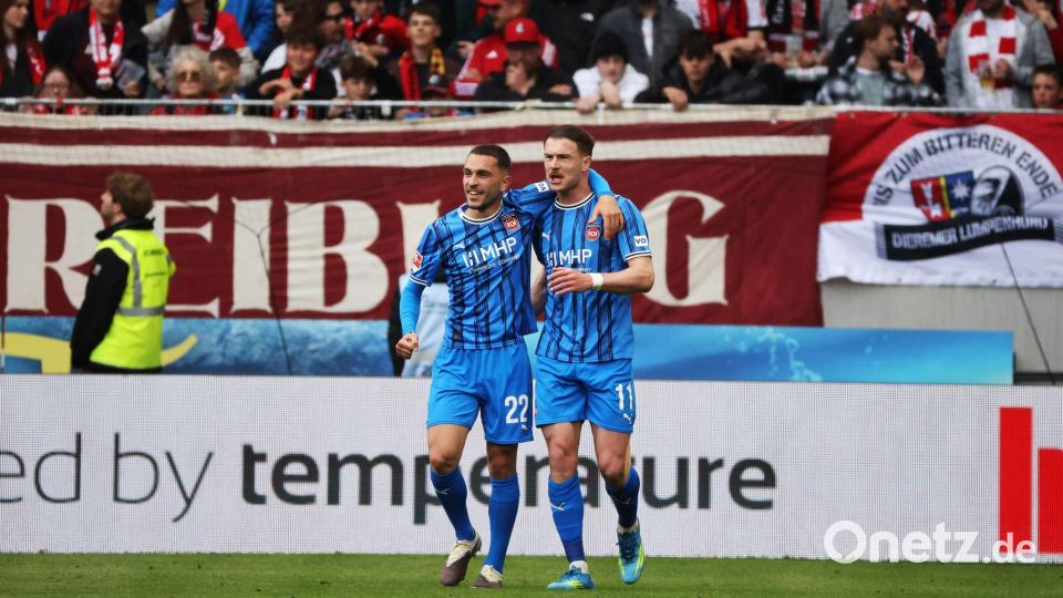 Der eine angeschlagen, der andere fit: Arijon Ibrahimovic und Torjäger Budu Siwsiwadse (Archivbild) Bild: Philipp von Ditfurth/dpa