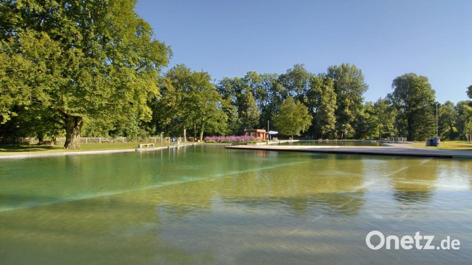 Das Naturbad Maria Einsiedel in München liegt in den Isarauen und kommt ohne Chlor aus. Bild: Denise Krejci/Stadtwerke München /dpa