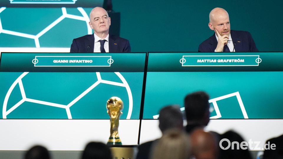 FIFA-Präsident Infantino (l.) und Generalsekretär Grafström (r.) sitzen auf dem Podium. Bild: Darryl Dyck/The Canadian Press/AP/dpa