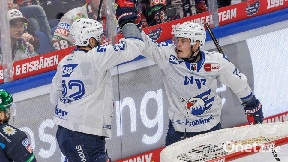 Die Adler Mannheim werden für einen bravourösen Kampf gegen Berlin belohnt Bild: Andreas Gora/dpa