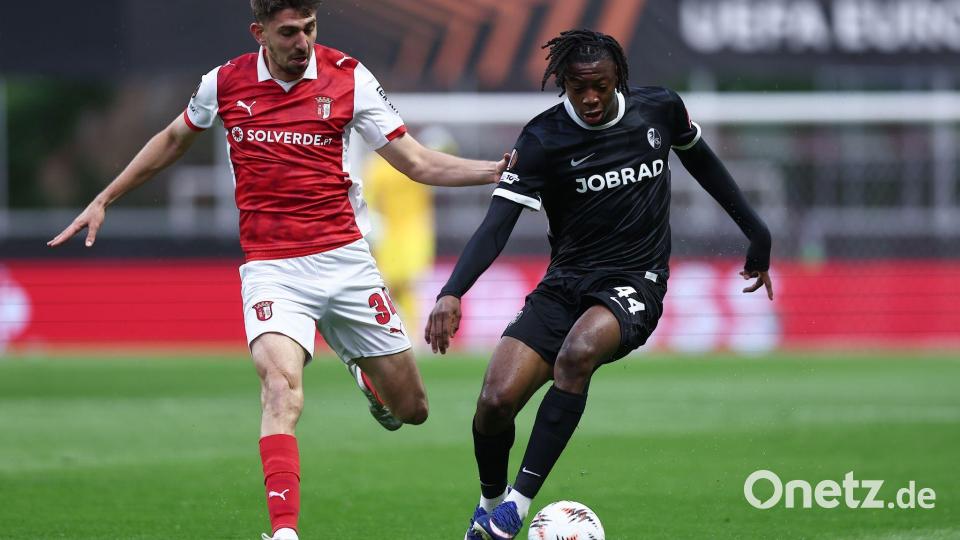 Lieferten sich ein umkämpftes Duell: Freiburgs Manzambi und Torschütze Tiknaz Bild: Miguel Angelo Pereira/AP/dpa