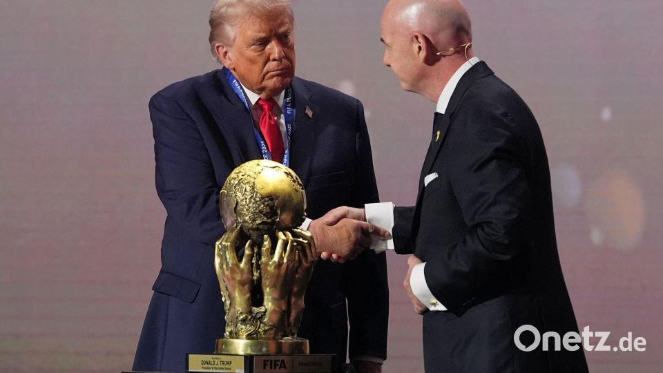 Donald Trump überlasst Gianni Infantino die Entscheidung über eine WM-Teilnahme des Iran. (Archivbild) Bild: Jacquelyn Martin/AP/dpa