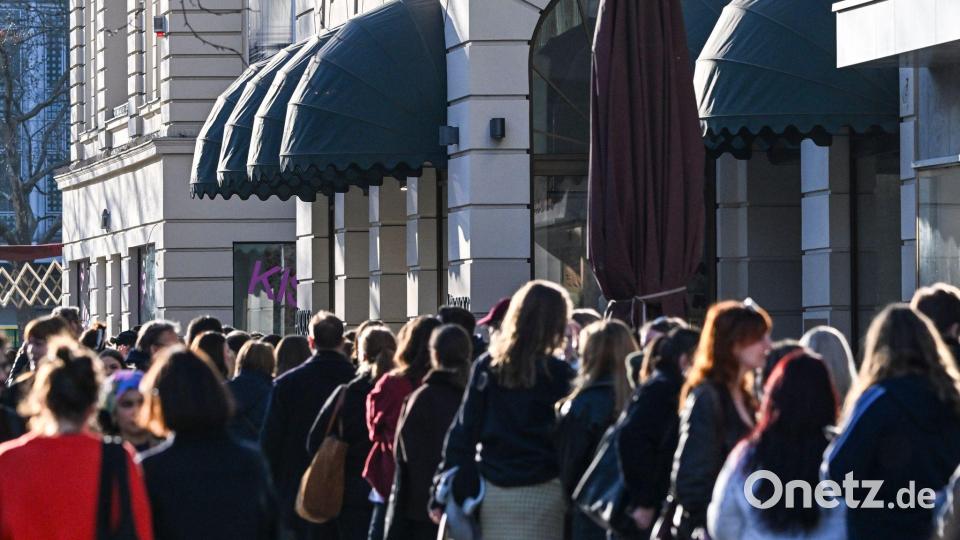 Lange Schlange: Viele Fans zog es zu einem Pop-up-Store zum neuen Album von Harry Styles. (Archivbild) Bild: Jens Kalaene/dpa