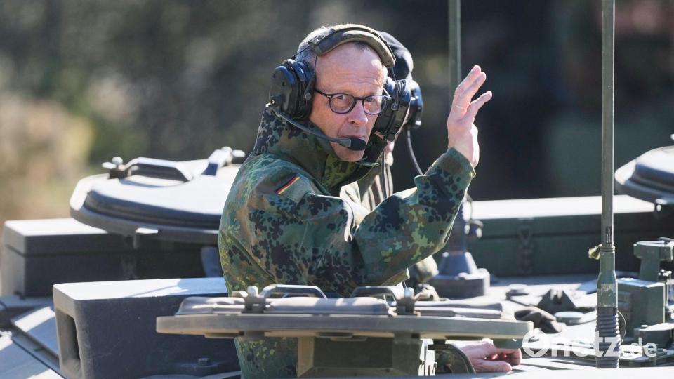 Bundeskanzler Merz im gepanzerten Kampfwagen Boxer. Bild: Markus Schreiber/AP POOL/dpa