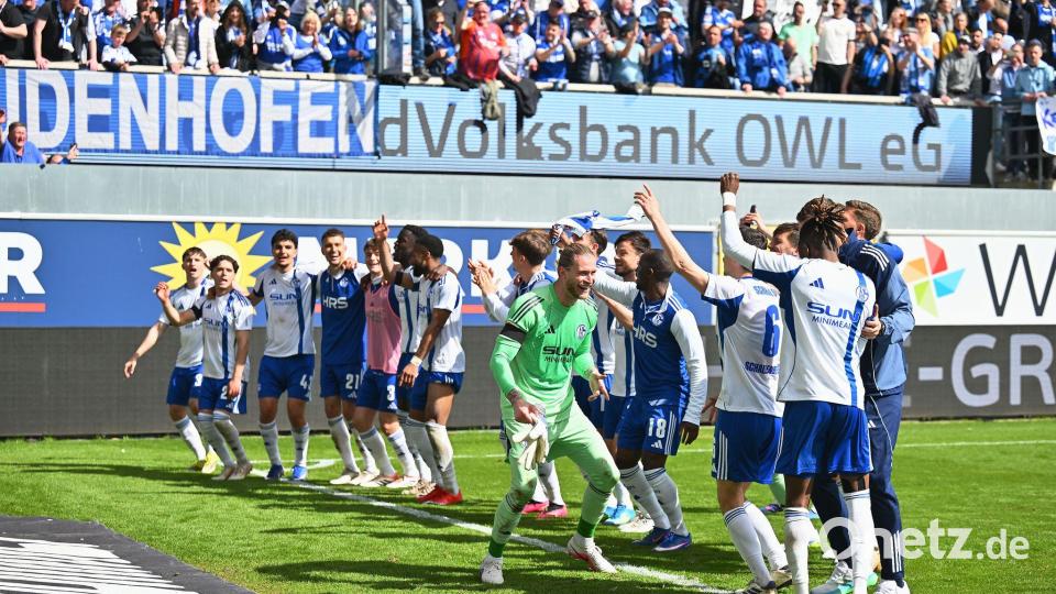 So will Schalke auch am Samstag feiern: Spieler auf dem Rasen, Fans auf der Tribüne. (Archivbild) Bild: Swen Pförtner/dpa