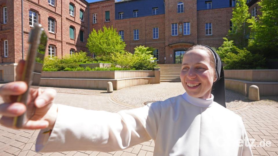 Schwester Clarita ist mit 28 Jahren die Jüngste im Kloster. Bild: Thomas Frey/dpa
