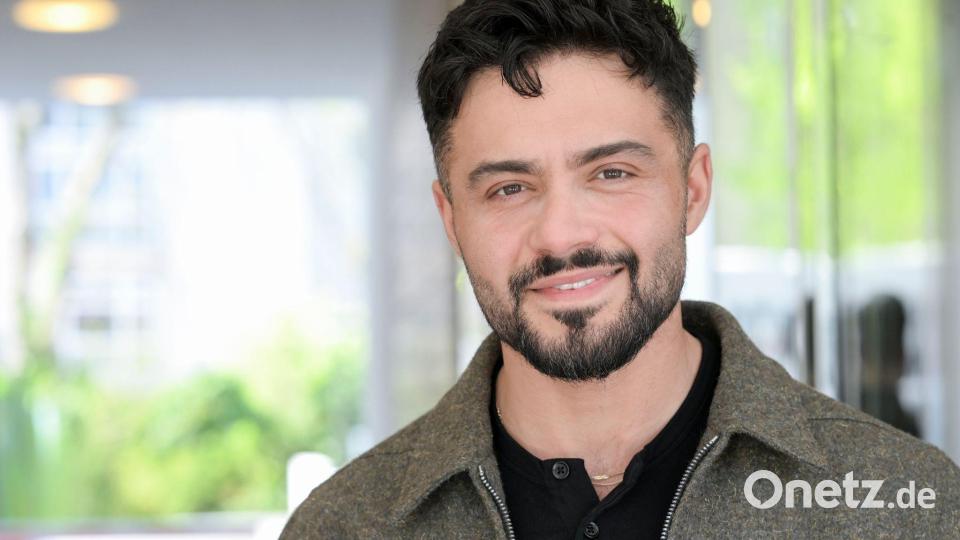 Schauspieler Aram Arami bei einem Fototermin für die Deutsche Presse-Agentur im April 2026 in Berlin. Bild: Jens Kalaene/dpa