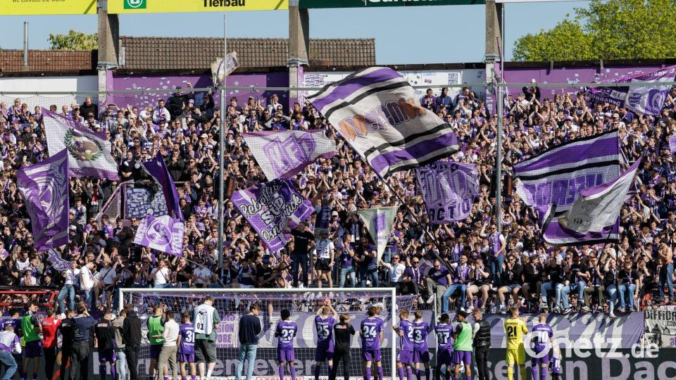 Bald wieder Zweitligist? Die Osnabrücker Fans hoffen am Sonntag in Wiesbaden auf eine Aufstiegssause. (Archivbild) Bild: David Ebener/dpa