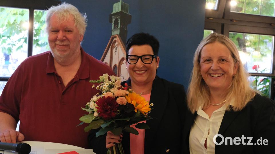 Bei der Nominierungskonferenz der SPD für die Kommunalwahl 2026 gab es noch Blumen für die OB-Kandidatin Birgit Fruth (Mitte) von Simone Böhm-Donhauser (rechts) und Dieter Weiß (links). Jetzt ist Weiß überraschend vom Vorsitz des Stadtverbandes zurückgetreten. Bild: gsp